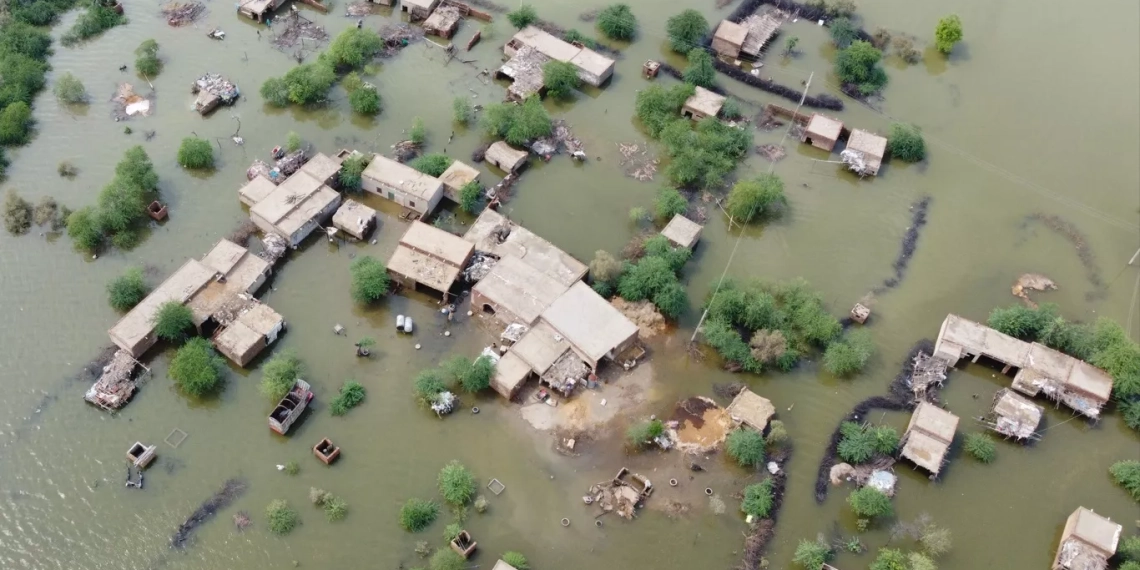 Um Plano Marshall para a emergência climática: enfrentando os desafios do nosso tempo. Na imagem: Vista aérea de inundação na cidade de Dera Allah Yar após fortes chuvas, no Baluchistão, uma das quatro províncias do Paquistão (Foto: Fida Hussain/Metsul Meteorologia)