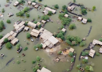 Um Plano Marshall para a emergência climática: enfrentando os desafios do nosso tempo. Na imagem: Vista aérea de inundação na cidade de Dera Allah Yar após fortes chuvas, no Baluchistão, uma das quatro províncias do Paquistão (Foto: Fida Hussain/Metsul Meteorologia)