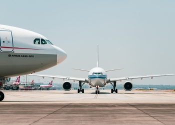 Visão lateral da parte frontal de aeronave e, ao fundo, visão frontal de outro avião, em pista de aeroporto (Foto: 穿着拖鞋一路小跑/Pixabay)