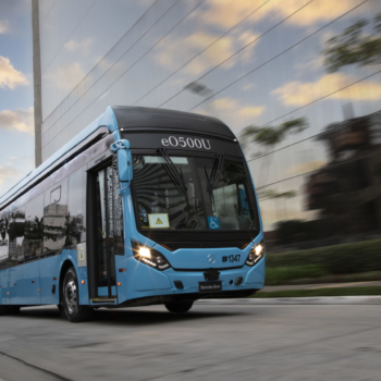 Mercedes-Benz aposta no mercado de ônibus urbanos para eletrificação no Brasil. Na imagem: Mercedes-Benz lança no Brasil primeiro chassi de ônibus elétrico, com autonomia de até 250 km, totalmente desenvolvido e fabricado no país (Foto: Divulgação)