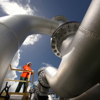 Gas release: o que é e como pode forçar Petrobras a abrir mercado de gás. Na imagem: Homem trabalhando na Estação de Distribuição de Gás de São Francisco do Conde (Foto: André Valentim/Petrobras)