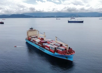 Indústria já tem mais de 100 encomendas de navios a metanol verde. Na imagem: Navio de cargas da Maersk com containers navegando em alto mar (Foto: Divulgação Maersk)