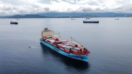 Indústria já tem mais de 100 encomendas de navios a metanol verde. Na imagem: Navio de cargas da Maersk com containers navegando em alto mar (Foto: Divulgação Maersk)