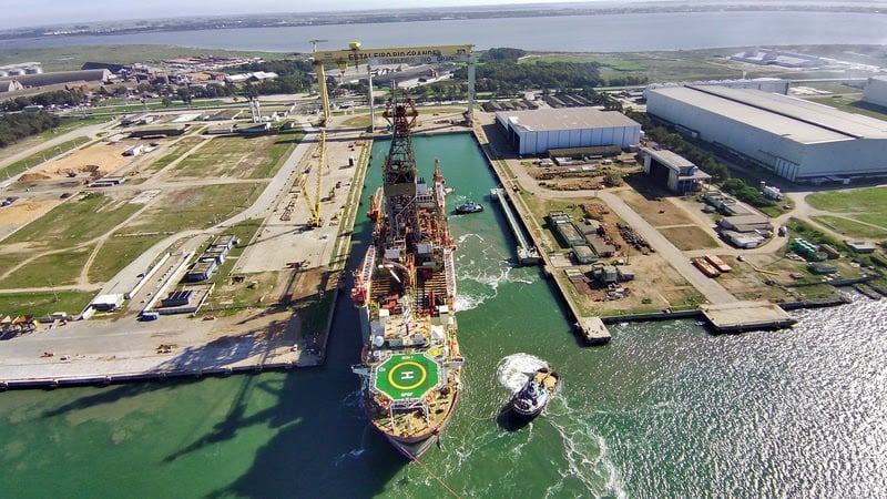 Estaleiro Rio Grande abre vagas para reparo da sonda ODN I. Na imagem: Navio-sonda ODN I, contratada pela Petrobras, no Estaleiro Rio Grande, da Ecovix, onde passa por reparos e manutenção (Foto: Matheus Vieira/Divulgação)