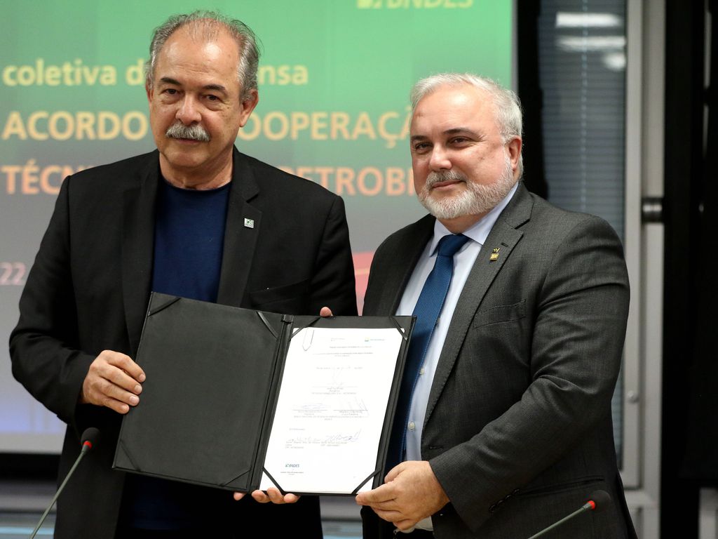 BNDES e Petrobras assinam acordo de transição energética e pesquisa. Na imagem: Os presidentes do BNDES, Aloizio Mercadante, e da Petrobras, Jean Paul Prates, em coletiva para divulgar Acordo de Cooperação Técnica que institui a Comissão Mista BNDES-Petrobras, na sede do BNDES (Rio de Janeiro), em 22/06/2023 (Foto: Tânia Rêgo/Agência Brasil)