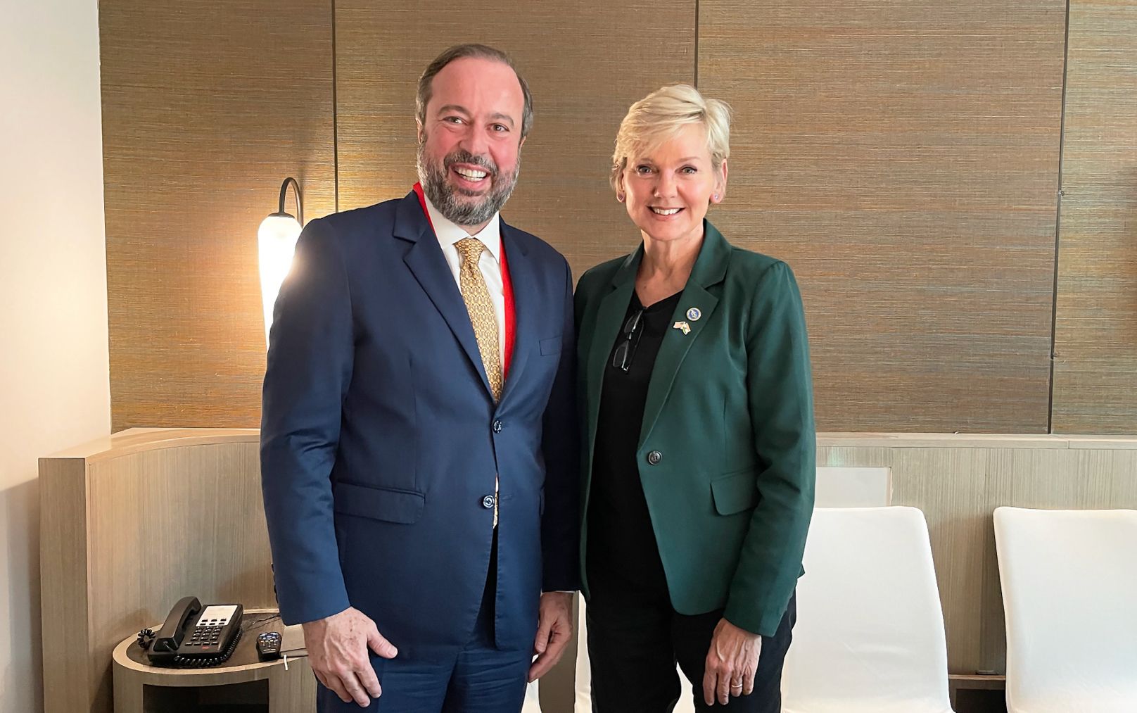 O Ministro de Minas e Energia (MME), Alexandre Silveira (PSD) e a secretária de Energia dos Estados Unidos, Jennifer Granholm, anunciaram nesta sexta (21/7) que vão cooperar em áreas de energia limpa, como hidrogênio de baixo carbono e combustíveis sustentáveis de aviação (SAF, em inglês)