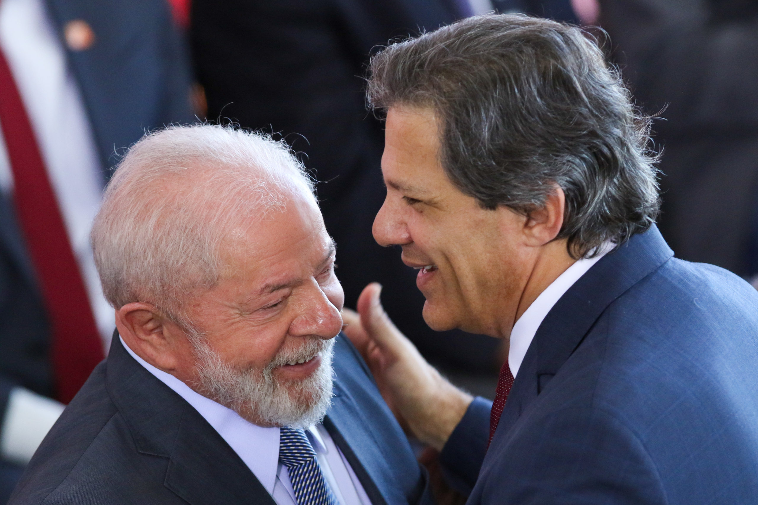 Plano de transição ecológica pode ser grande marca de Lula III, diz Haddad. Na imagem: Presidente Luiz Inácio Lula da Silva cumprimenta o ministro da Fazenda, Fernando Haddad, durante anúncio do Plano Safra da Agricultura Familiar 2023/2024, em Brasília em 28/06/2023 (Foto: Fabio Rodrigues-Pozzebom/Agência Brasil)