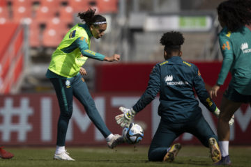 Copa do Mundo: conheça iniciativas de empresas de energia para impulsionar o esporte feminino no Brasil. Na imagem: Lance entre jogadoras durante treino da Seleção Brasileira de Futebol Feminino, patrocinada, exclusivamente, pela Neoenergia desde 2021 (Foto: Divulgação Neoenergia)