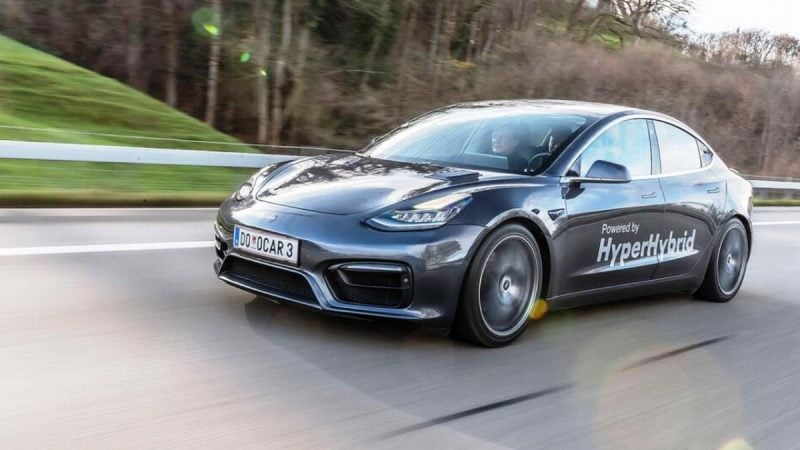 Na imagem: Carro esportivo híbrido Tesla Model 3 na cor preta (Foto: Divulgação Obrist Powertrain GmbH)