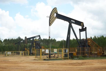 Seacrest perfura de poços no onshore do Espírito Santo, de olho no aumento da produção de petróleo e gás. Na imagem: Cavalos-de-pau para exploração de petróleo e gás em terra no Complexo Cricaré, operado pela Seacrest no Espírito Santo (Foto: Divulgação)