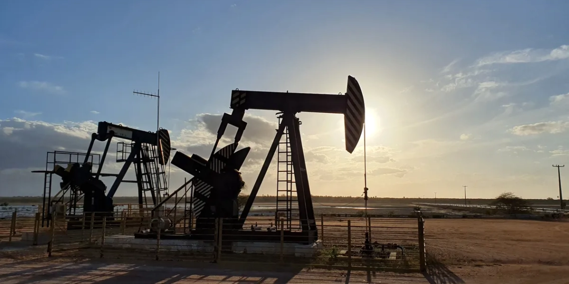 Produção da 3R Petroleum cresce 68,1% após compra do Polo Potiguar. Na imagem: Foto à contraluz de cavalos-de-pau para exploração de petróleo em campo terrestre do Polo Potiguar, com pôr-do-sol ao fundo; conjunto de ativos inclui toda infraestrutura associada de processamento, refino, logística, armazenamento, transporte e escoamento de óleo e gás (Foto: Divulgação 3R Petroleum)