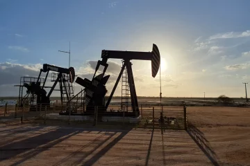 Produção da 3R Petroleum cresce 68,1% após compra do Polo Potiguar. Na imagem: Foto à contraluz de cavalos-de-pau para exploração de petróleo em campo terrestre do Polo Potiguar, com pôr-do-sol ao fundo; conjunto de ativos inclui toda infraestrutura associada de processamento, refino, logística, armazenamento, transporte e escoamento de óleo e gás (Foto: Divulgação 3R Petroleum)