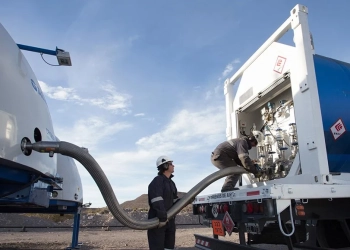 GNLink fecha acordo com Galileo para projetos de GNL em pequena escala (small-scale) no Brasil, com a construção de sua primeira planta de liquefação no país. Na imagem: Caminhão para transporte de GNL conectado a terminal com mangueira espessa e trabalhador na operação. Distribuição de GNL de pequena escala – small-scale (Foto: Divulgação Galileo)