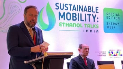 Na Índia, Silveira divulga etanol brasileiro e mira exportação de carros flex para Ásia e África. Na imagem: Durante visita à Índia, em Goa, ministro Alexandre Silveira defende etanol como alternativa para mobilidade de baixo carbono a um custo acessível; Está de pé e fala diante de um microfone sobre um púlpito e, ao fundo, homem assentado com painel atrás escrito "Sustainable Mobility: Ethanol Talks" (Foto: Divulgação MME)