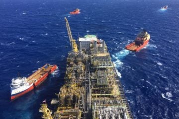 Prática de recompra de ações por petroleiras (buyback) entra no radar da Petrobras. FPSO P-76, operado pela Petrobras, iniciou produção no campo de Búzios, no pré-sal da Bacia de Santos, em fevereiro de 2019 (Foto: Agência Petrobras)