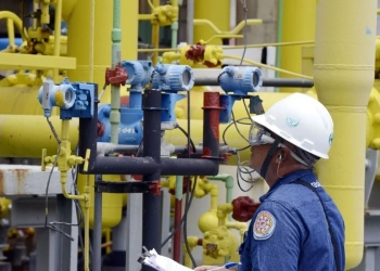 Petrobras e Abiquim montam GT para estudar retomada da indústria química no Brasil. Na imagem: Trabalhador, com equipamentos de proteção, realiza inspeção em rede de dutos e registros, nas cores amarela e azul, na fábrica de produtos químicos da Braskem em Maceió/AL (Foto: José Paulo Lacerda/Divulgação)