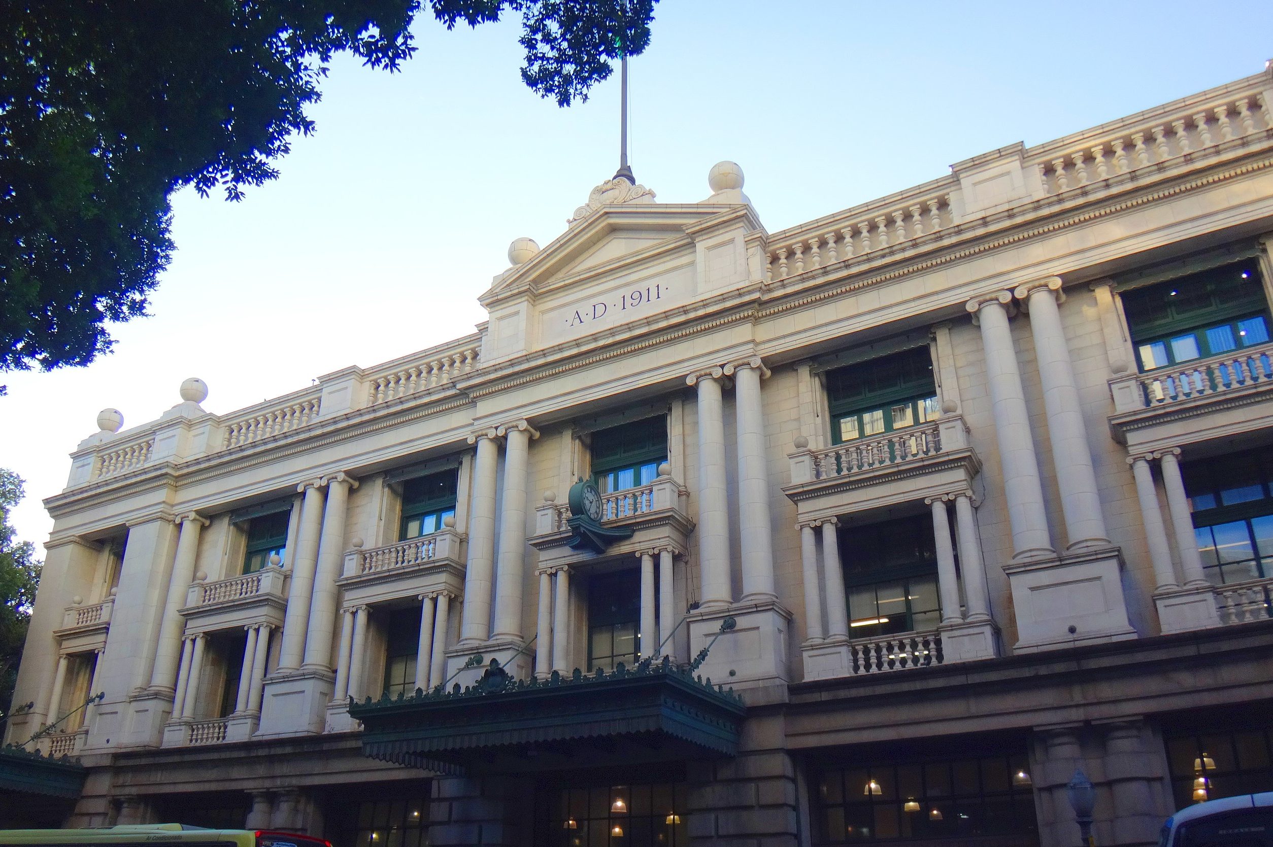 Aneel intima Light a apresentar plano de recuperação. Na imagem: Fachada da sede e do Centro Cultural Light, na avenida Marechal Floriano no centro do Rio (Foto: Fulviusbsas/Wikimedia Commons)