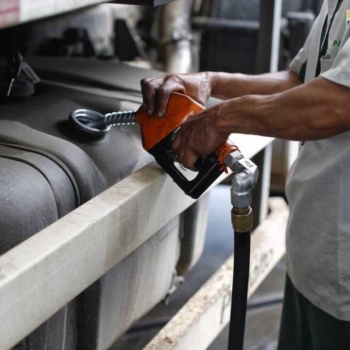 Petrobras constata aumento na referência e volatilidade dos preços dos combustíveis. Na imagem: Mão de frentista segura gatilho e abastece tanque de caminhão a diesel em posto da Petrobras (Foto: Divulgação Scania)