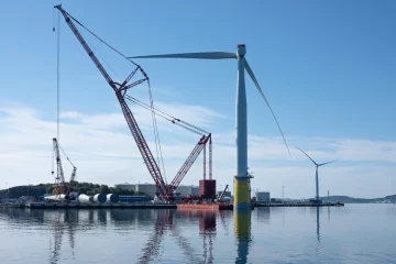 Transição energética vai esbarrar em escassez de minerais críticos até 2030. Na imagem: Hywind Tampen sendo montado na Base Wergeland em Gülen. As turbinas prontas flutuam em Fensfjorden, antes de serem rebocadas para o campo (Foto Ole Jørgen Bratland_Equinor)