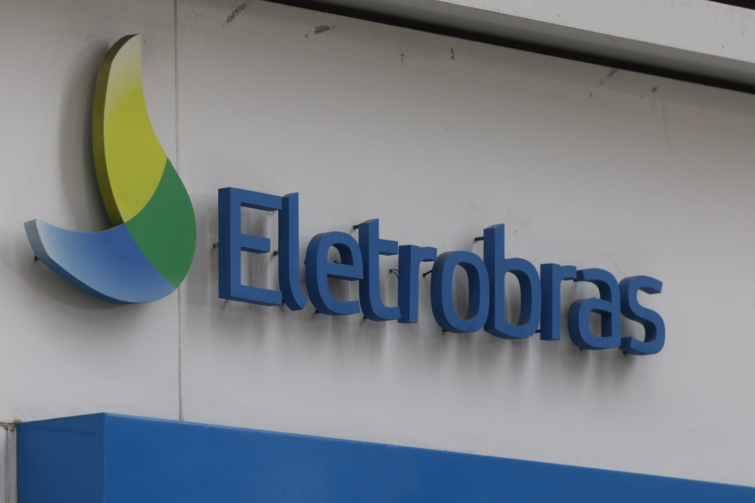 Eletrobras destitui vice-presidente de Comercialização. Na imagem: Logotipo da Eletrobras na fachada do edifício sede, no centro do Rio de Janeiro (Foto: Fernando Frazão/Agência Brasil)