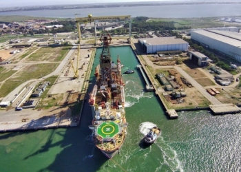 Navio-sonda ODN I, contratada pela Petrobras, no Estaleiro Rio Grande, da Ecovix, onde passa por reparos e manutenção (Foto Matheus Vieira/Divulgação)