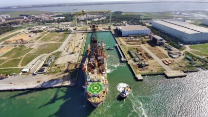 Navio-sonda ODN I, contratada pela Petrobras, no Estaleiro Rio Grande, da Ecovix, onde passa por reparos e manutenção (Foto Matheus Vieira/Divulgação)