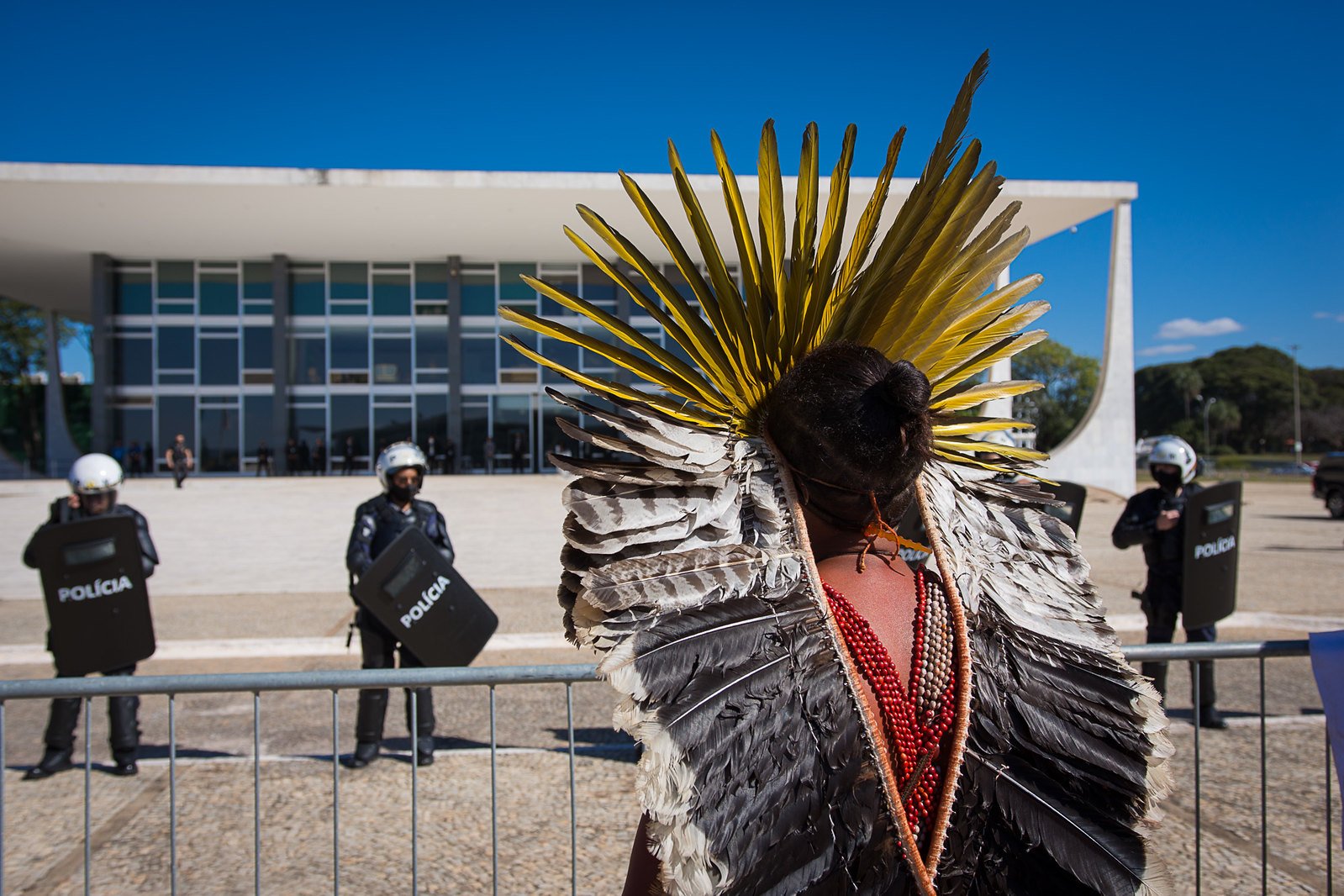 Processos em litígios climáticos vêm aumentando em busca de justiça climática. Na imagem: Mobilização dos indígenas em julho de 2021, em frente ao Supremo Tribunal Federal, em Brasília, contra o PL 490 e o marco temporal que será votado no STF (Foto: Cícero Pedrosa Neto/Amazônia Real)