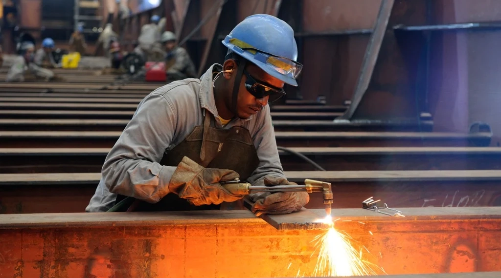 Petrobras vê oportunidades na construção de plataformas e aposta na ocupação de estaleiros no Brasil. Na imagem: Operário do Estaleiro Atlântico Sul solda parte de navio petroleiro em fabricação no Porto de Suape, em Pernambuco (Foto: Divulgação)