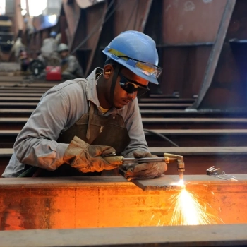 Petrobras vê oportunidades na construção de plataformas e aposta na ocupação de estaleiros no Brasil. Na imagem: Operário do Estaleiro Atlântico Sul solda parte de navio petroleiro em fabricação no Porto de Suape, em Pernambuco (Foto: Divulgação)