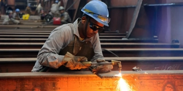 Petrobras vê oportunidades na construção de plataformas e aposta na ocupação de estaleiros no Brasil. Na imagem: Operário do Estaleiro Atlântico Sul solda parte de navio petroleiro em fabricação no Porto de Suape, em Pernambuco (Foto: Divulgação)