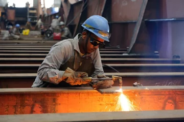 Petrobras vê oportunidades na construção de plataformas e aposta na ocupação de estaleiros no Brasil. Na imagem: Operário do Estaleiro Atlântico Sul solda parte de navio petroleiro em fabricação no Porto de Suape, em Pernambuco (Foto: Divulgação)