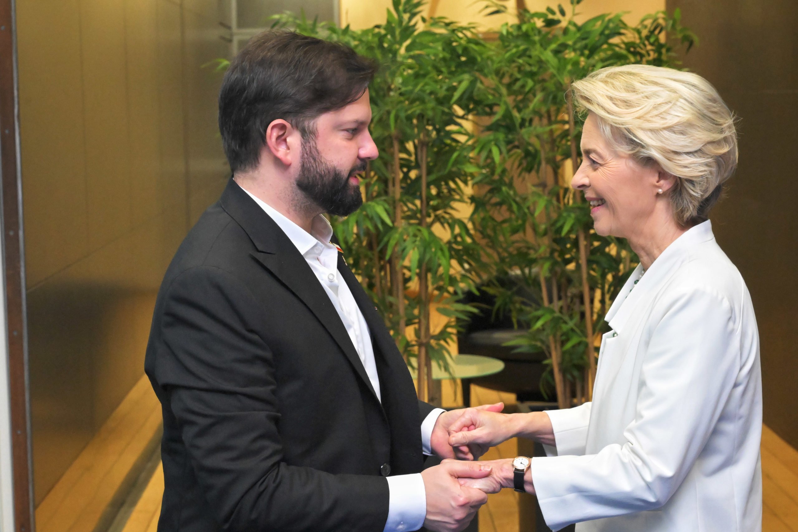 Chile e UE firmam acordo para suprimento de matérias-primas críticas para a transição energética. Na imagem: Presidente do Chile, Gabriel Boric, com a presidente da Comissão Europeia, Ursula von der Leyen durante a cúpula UE-CELAC, em 18/7/23 (Foto: Dati Bendo/UE)