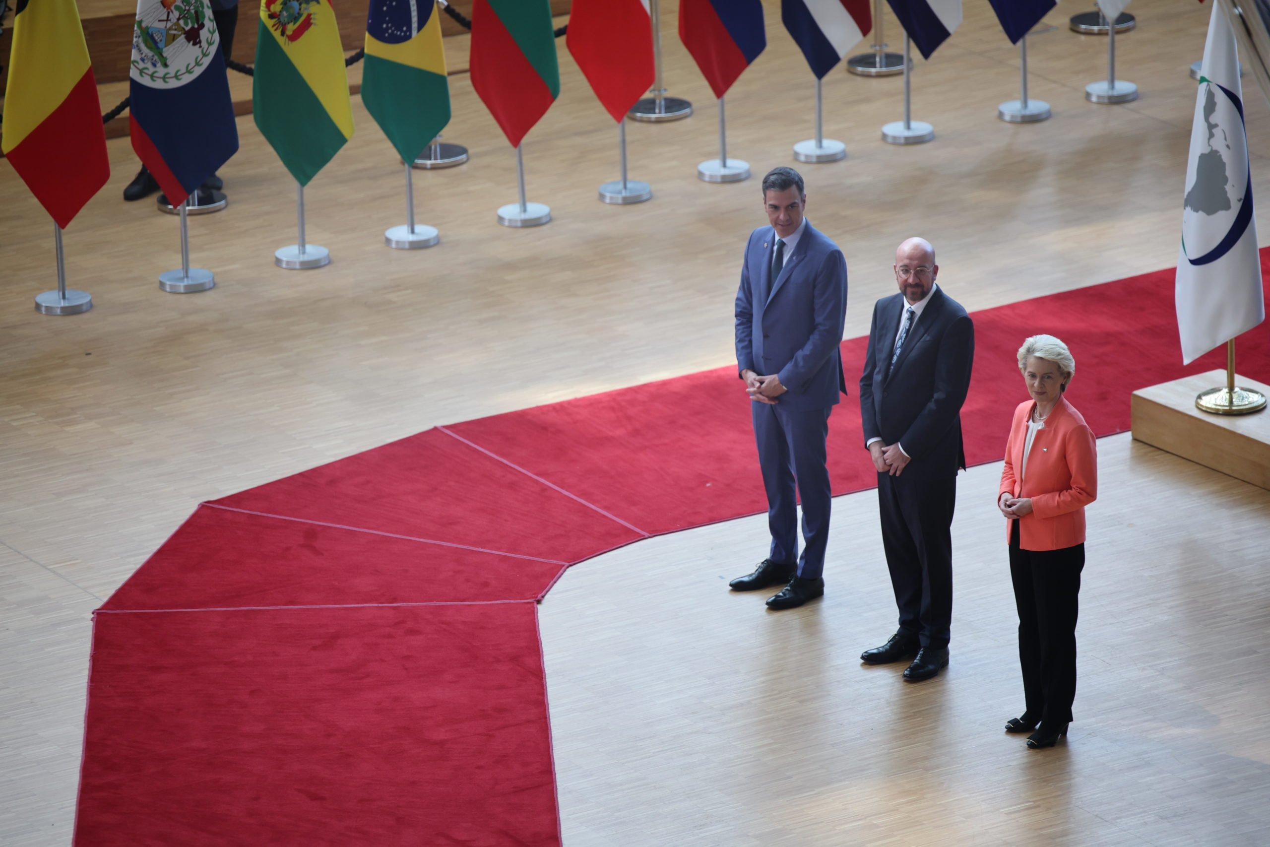 De olho no lítio, Europa anuncia 45 bilhões de euros para a América Latina. Na imagem: Da direita para a esquerda: presidentes Ursula von der Leyen (Comissão Europeia), Charles Michel (Conselho Europeu), Pedro Sánchez (Espanha) na cúpula EU-LAC (Foto: Christophe Licoppe/UE)