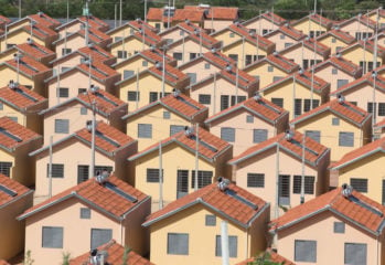 Governo federal quer retomar compra de energia solar gerada no MCMV (Minha Casa, Minha Vida). Na imagem: Painéis solares instalados sobre o telhados das casas em conjunto habitacional do MCMV (Foto: CDHU/Governo do estado de São Paulo)