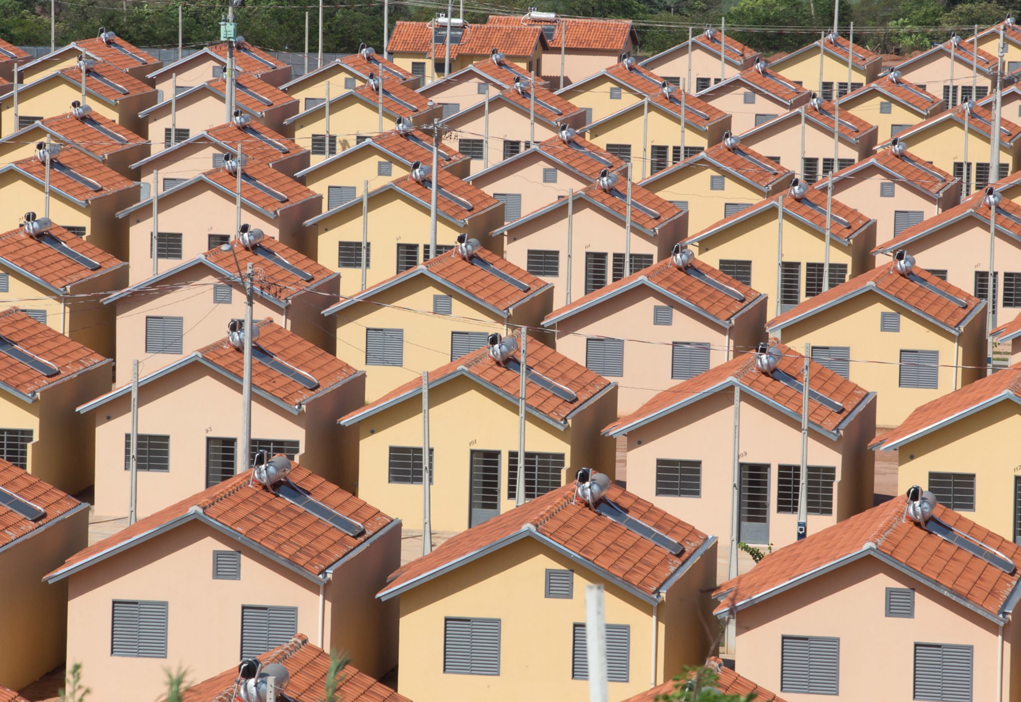 Governo federal quer retomar compra de energia solar gerada no MCMV (Minha Casa, Minha Vida). Na imagem: Painéis solares instalados sobre o telhados das casas em conjunto habitacional do MCMV (Foto: CDHU/Governo do estado de São Paulo)