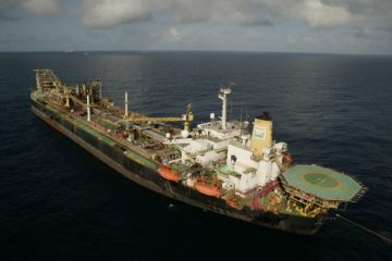 Petrobras inicia reciclagem de plataformas no Brasil. Na imagem: Plataforma P-32 que será descomissionada pela Ecovix e Gerdau (Foto: Geraldo Falcão/Agência Petrobras)