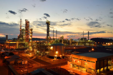 Petrobras investe R$ 200 milhões para reduzir emissões em refinarias. Na imagem: Instalações da Replan, em Paulínia (SP), a maior refinaria do país, com as luzes acesas ao entardecer (Foto: Marcos Peron/Agência Petrobras)