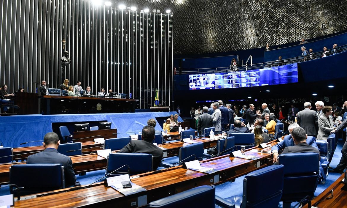 Reforma tributária pode criar imposto menor para o etanol. Na imagem: Parlamentares discutem durante sessão no Plenário do Senado Federal (Foto: Roque de Sá/Agência Senado)