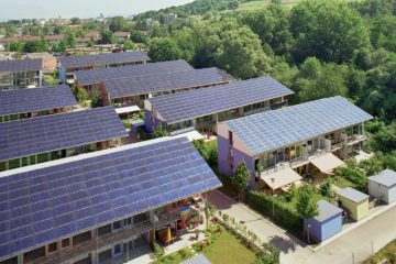 Banco europeu empresta R$ 1,6 bi ao Santander para financiamento solar. Na imagem: Sistemas de geração solar com placas fotovoltaicas sobre telhados de conjunto de casas em mais de 50 condomínios na região do Jardim Botânico, no Distrito Federal (Foto: Divulgação EcoEnerg)