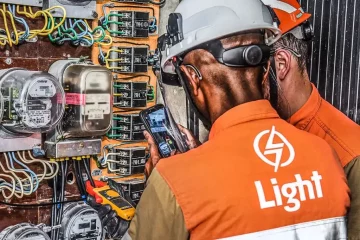 Light pede renovação de concessões de geração, transmissão e distribuição de energia. Na imagem: Técnicos da Light realizam medições em relógio de energia (Foto: Divulgação)