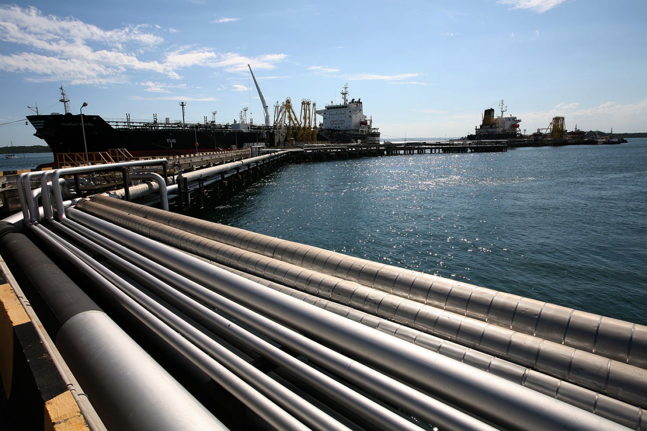 Importação de diesel russo pelo Brasil bate novo recorde em junho. Na imagem: Conjunto de tubulações metálicas, em primeiro plano, e embarcação de grande porte, ao fundo, em terminal marítimo Madre de Deus, da Transpetro (Foto: Divulgação)