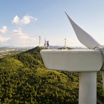 Investimentos globais da China em energia renovável avançam. Na imagem: Trabalhador realiza inspeção no alto de turbina eólica gigante no parque eólico Concord Jing Tang (48 MW), no Condado de Dao em Hunan, na China, desenvolvido pelo Concord New Energy Group (Foto: Divulgação)