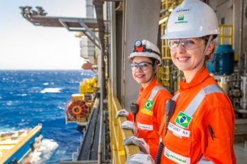 Corte de dividendos a acionistas da Petrobras é promessa de campanha de Lula. Na imagem: Trabalhadoras uniformizadas, e com equipamentos de proteção, embarcadas na plataforma de petróleo P-66 da Petrobras (Foto: Divulgação)