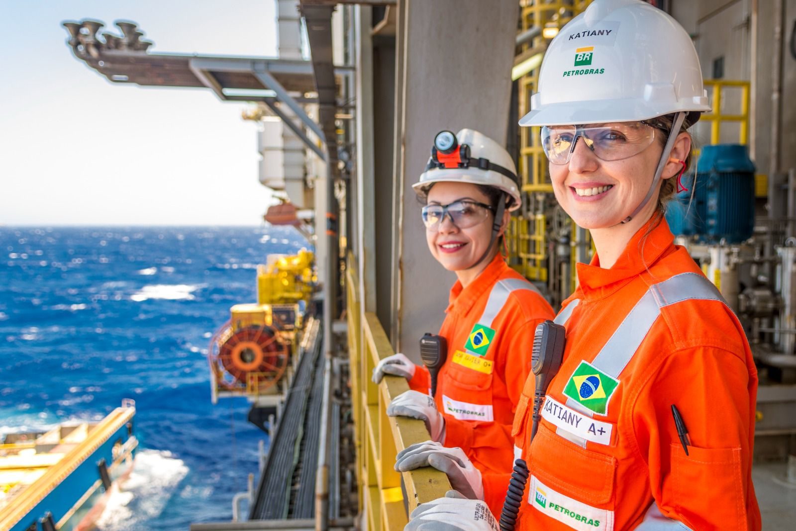 Corte de dividendos a acionistas da Petrobras é promessa de campanha de Lula. Na imagem: Trabalhadoras uniformizadas, e com equipamentos de proteção, embarcadas na plataforma de petróleo P-66 da Petrobras (Foto: Divulgação)