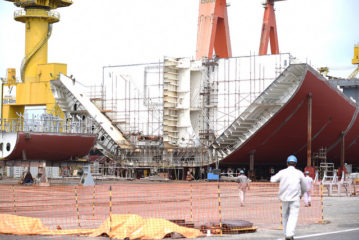 Proposta busca blindar encomendas de navios nos estaleiros nacionais. Na imagem: Trabalhadores em operação do Estaleiro Atlântico Sul e, ao fundo, estrutura de navio-plataforma em construção (Foto: Saulo Cruz/MME)