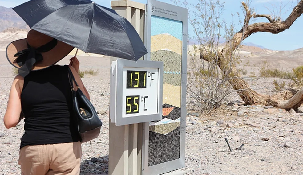 Ondas de calor e chuvas extremas evidenciam urgência de mais ações climáticas, alerta OMM, agência da ONU. Na imagem: Turista no Vale da Morte, deserto no leste da Califórnia (EUA), ao lado de registro de 55°C (Foto: Death Valley NP/Twitter)