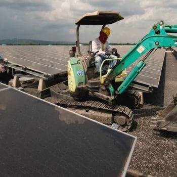 Faltam US$ 2 trilhões para transição energética de países emergentes. Na imagem: Fazenda solar Lopburi, na Tailância. País tenta atrair investimentos para gerar energia a partir de fontes renováveis (Foto: ADB)