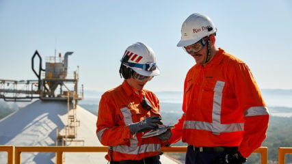 Rio Tinto e Sumitomo vão testar hidrogênio no refino de alumina na Austrália. Na imagem: Trabalhadores na refinaria de alumina de Yarwun, na Austrália, da mineradora anglo-australiana Rio Tinto (Foto: Divulgação)