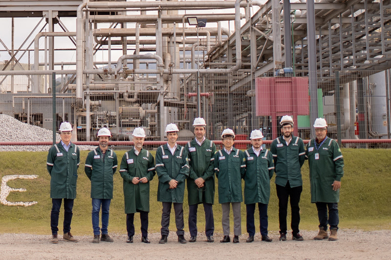 Fábrica de materiais de construção da Quartzolit será totalmente abastecida por biometano. Na imagem: Trabalhadores em frente às obras de fábrica da Quartzolit, que será a primeira unidade fabril do setor da construção civil do país abastecida por combustível 100% renovável (Foto: Divulgação)