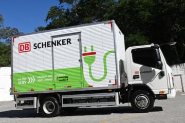 Empresa de logística DB Schenker vai usar caminhões elétricos para entregas em SP e RJ.. Na imagem: Caminhão elétrico incorporado à frota da empresa de logística DB Schenker, dentro da estratégia de neutralidade climática até 2040 (Foto: Divulgação DB Schenker)